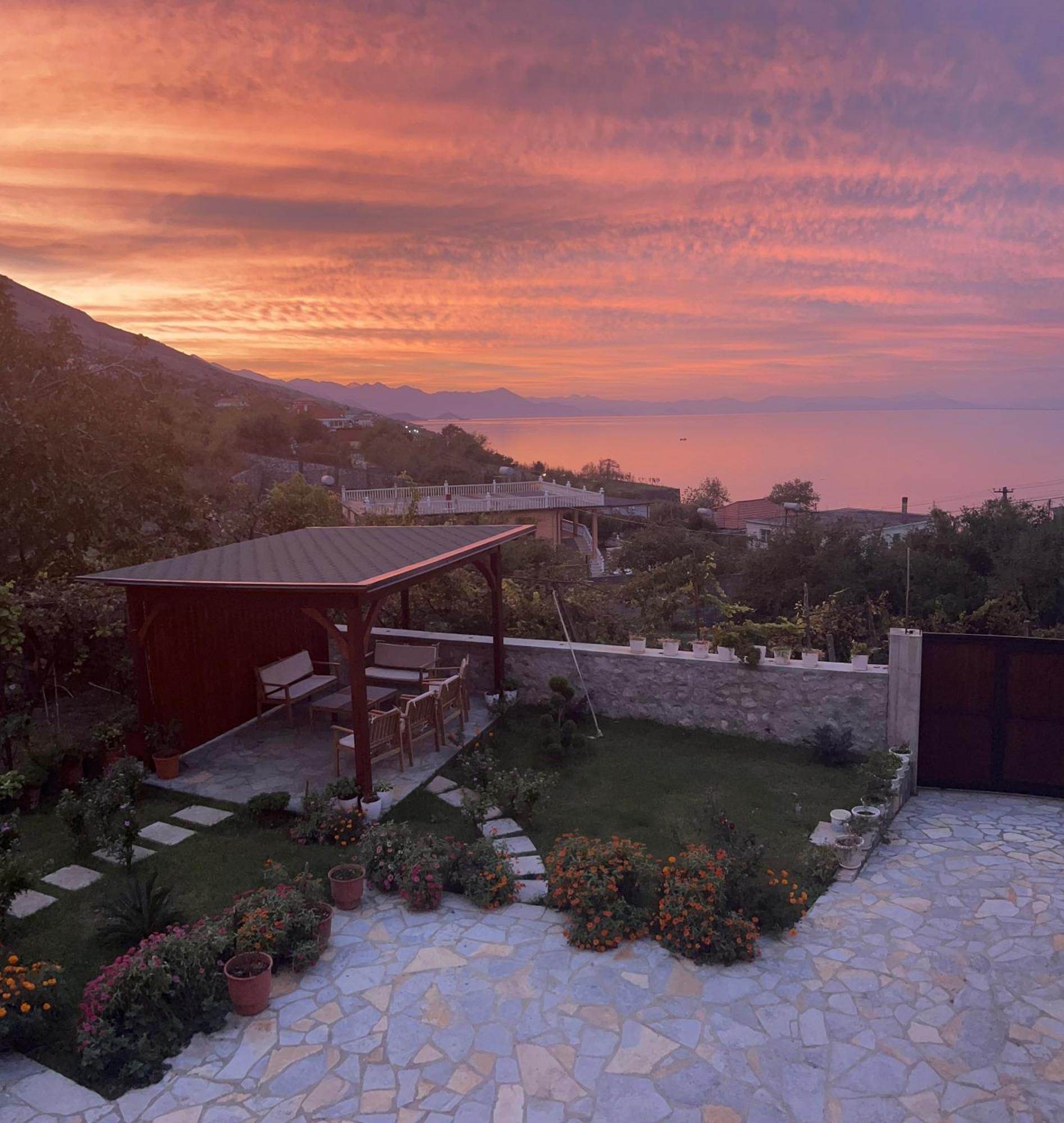 Aloha House Hotel Shkodër Екстериор снимка